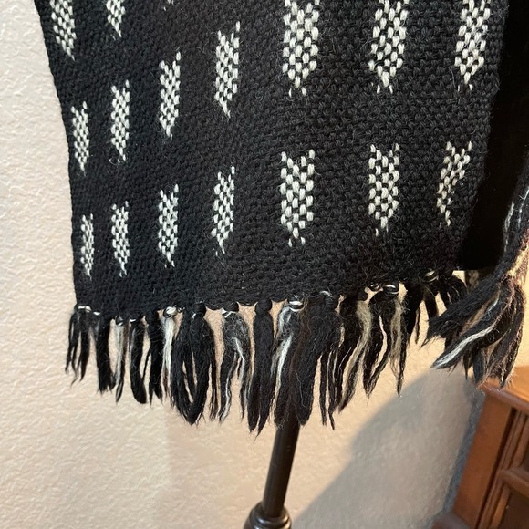 Prima Maglia Women's Pure Virgin Wool Hand Loomed Knit Fringed Scarf - Picture 5 of 8